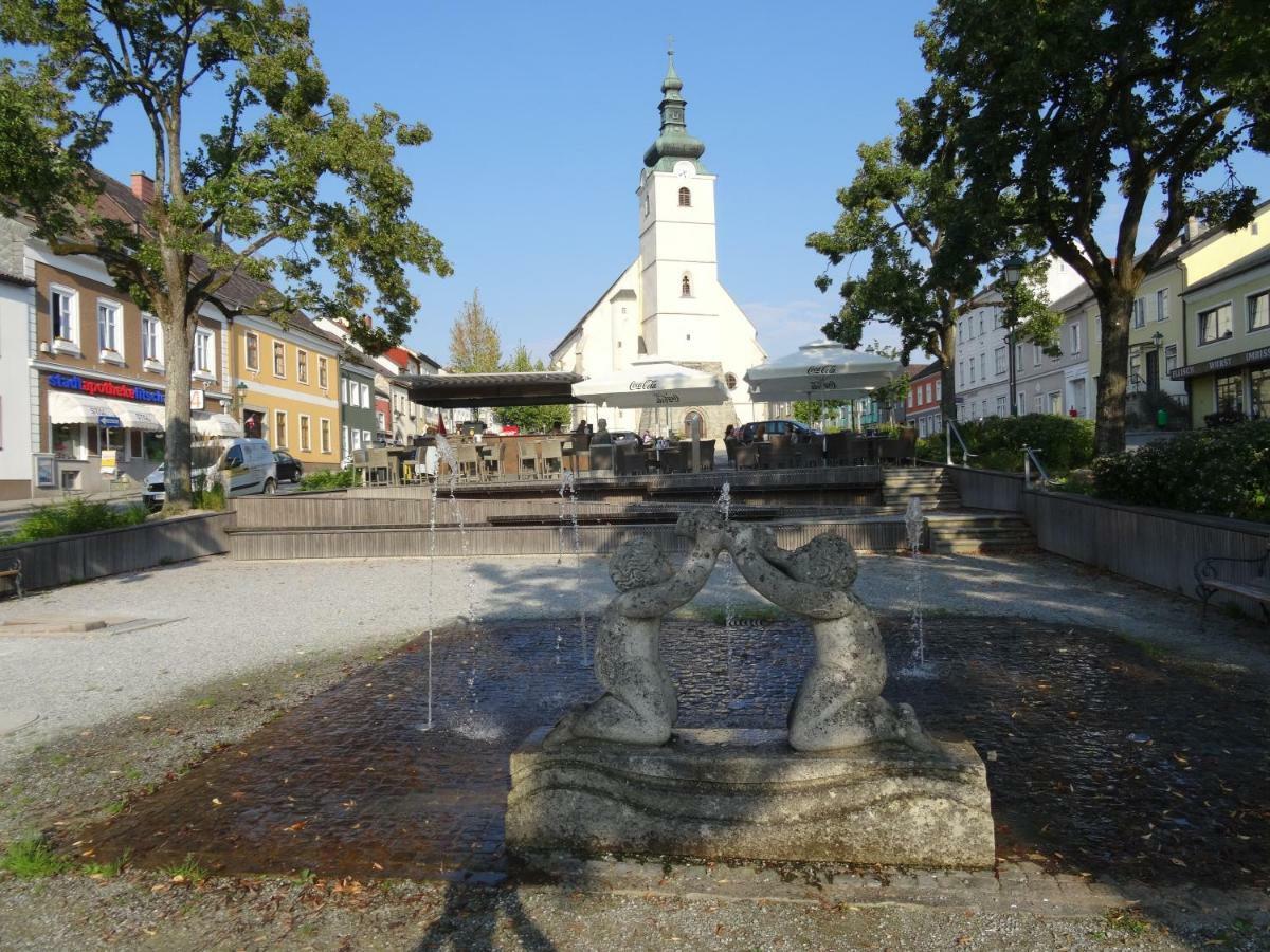Gaestehaus Familie Loeffler - Ferienwohnung Am Stadtplatz In Личау Экстерьер фото