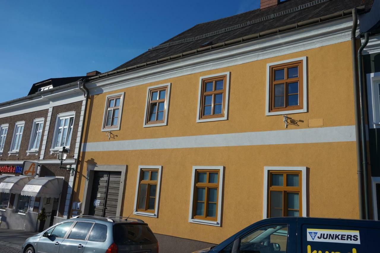 Gaestehaus Familie Loeffler - Ferienwohnung Am Stadtplatz In Личау Экстерьер фото